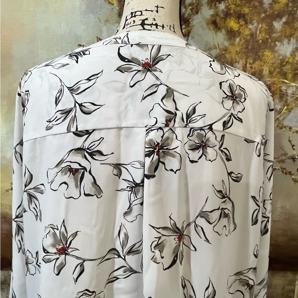 EUC APT.9 Pretty Floral Blouse with hidden button front placket. - Picture 6 of 7